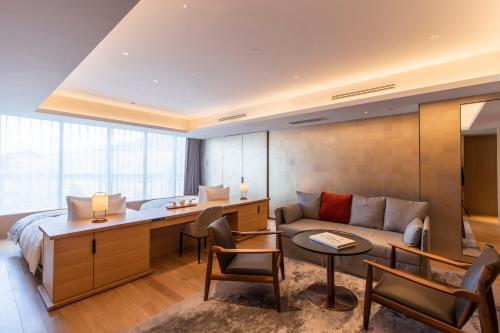 Modern Junior Suite with Free Lounge Access