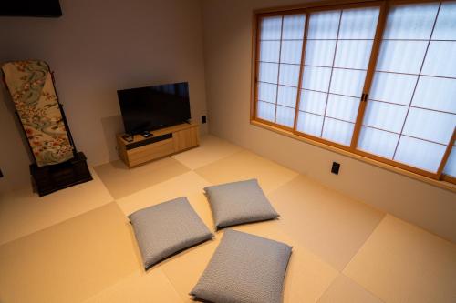 HIGAKI: “Machiya” Two-Story Suite with Separate Tatami Room and Courtyard, 98sqm, Non-Smoking