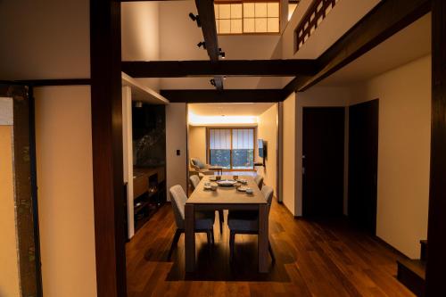 HIGAKI: “Machiya” Two-Story Suite with Separate Tatami Room and Courtyard, 98sqm, Non-Smoking