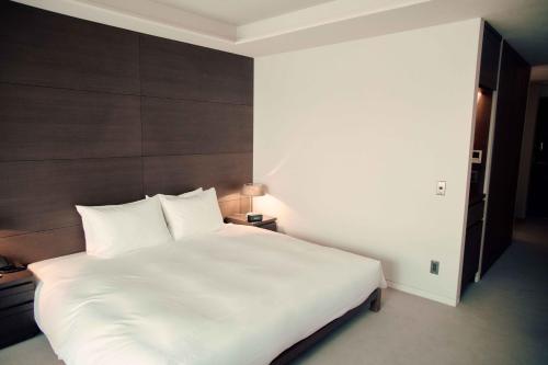 Standard King Room with Lounge Access - designed by Tadao Ando