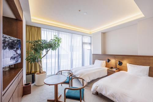 Standard Twin Room with Lounge Access - designed by Tadao Ando