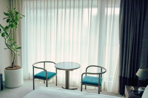 Standard Twin Room with Lounge Access - designed by Tadao Ando