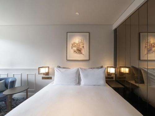 Deluxe Double Room with Shower- Non-Smoking