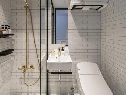 Deluxe Double Room with Shower- Non-Smoking