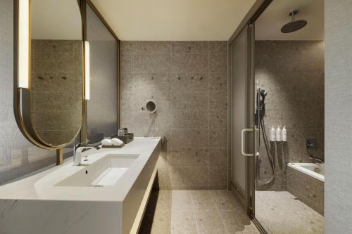 Deluxe King Room with City View
