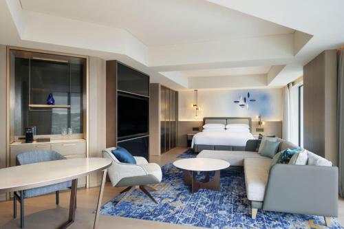 Corner Junior King Suite with Sofa Bed - Club Lounge Access