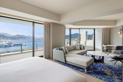 Corner Junior King Suite with Sofa Bed - Club Lounge Access