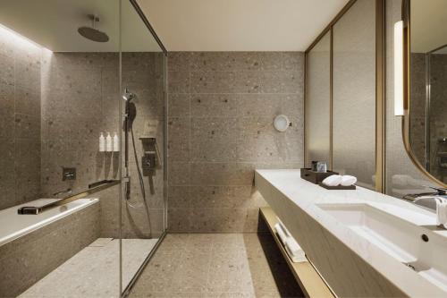 Corner Junior King Suite with Sofa Bed - Club Lounge Access