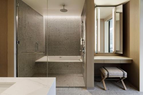 King Suite with Sofa Bed - Club Lounge Access