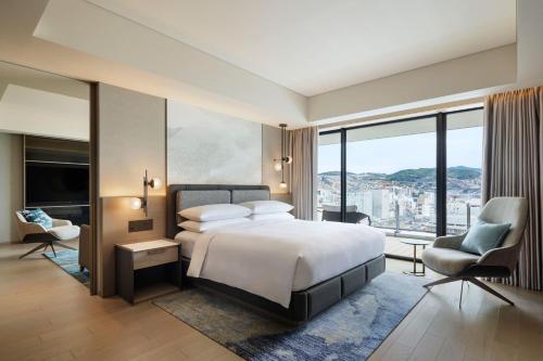 One-Bedroom Suite with Harbor View - Club Lounge Access