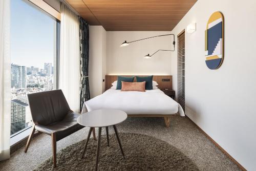 Standard Queen Room with City View