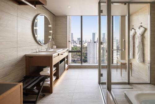 Deluxe King Room with City View