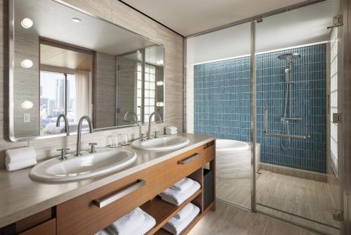 Corner Twin Suite with City View