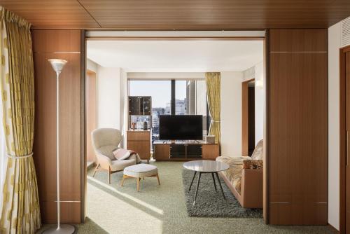 Corner Twin Suite with City View