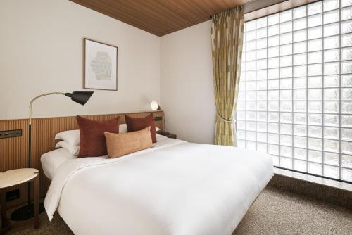 Standard Queen Room with Garden View