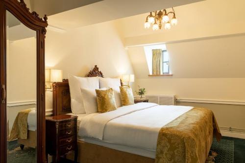 Castle guest room, Larger Guest room, 1 King, Vineyard view