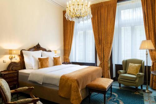 Castle guest room, Larger Guest room, 1 King, Vineyard view
