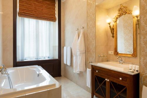 Castle guest room, Larger Guest room, 1 King, Vineyard view