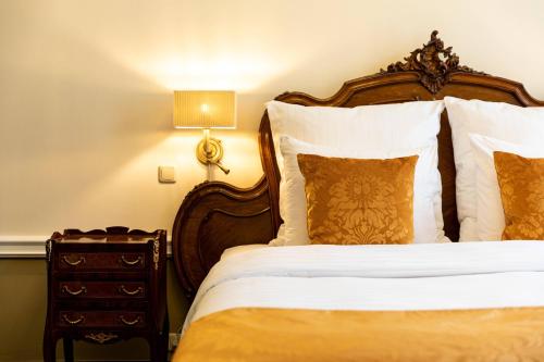 Room in Cottage House, Guest room, 1 King, Garden view
