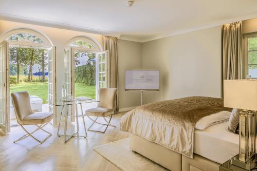 Deluxe Suite with Spa Bath