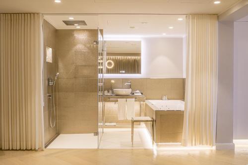 Deluxe Suite with Spa Bath