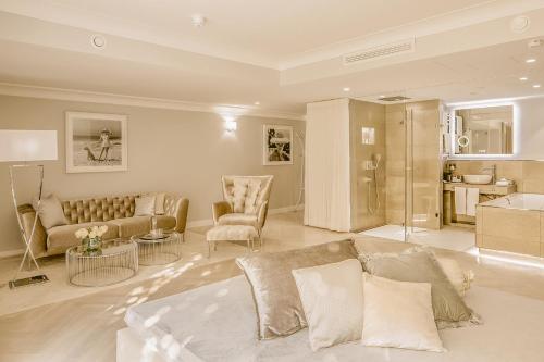 Deluxe Suite with Spa Bath
