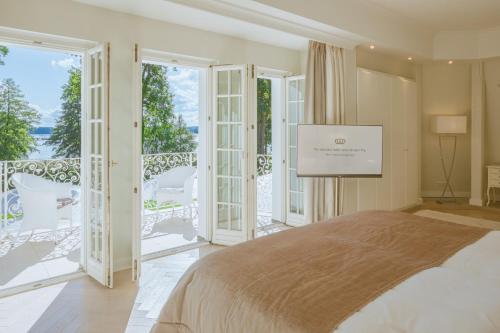 Suite with Lake View