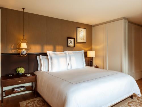 Grand Premier Lakeview Room