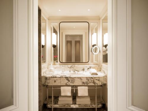 Grand Premier Lakeview Room