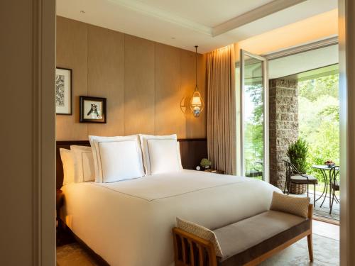 Deluxe Lakeside Suite