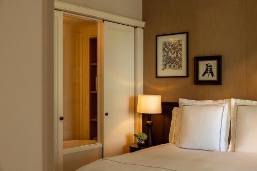 Deluxe Lakeside Suite