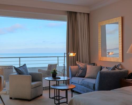 Junior Suite with Sea View (5.-9. Floor)