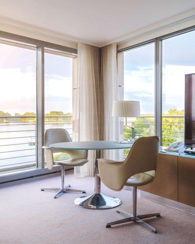 Deluxe King Room - Club Access