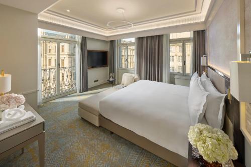 Corner Suite with Balcony