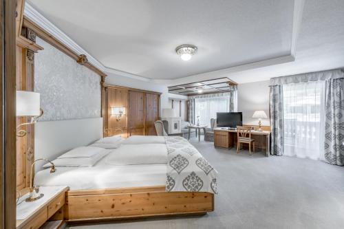 Large Deluxe Double Room