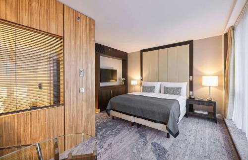 Superior King Room 