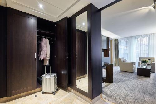 Deluxe King Suite