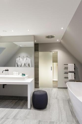 Suite 500