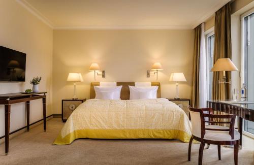 Deluxe Double Room with Lake View