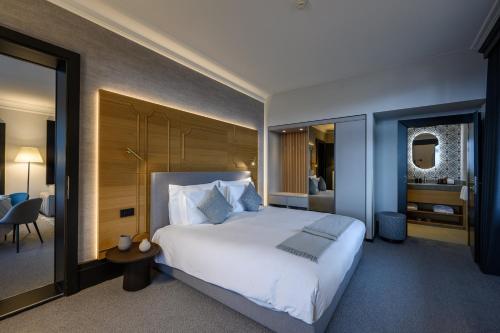 Suite with Mountain View