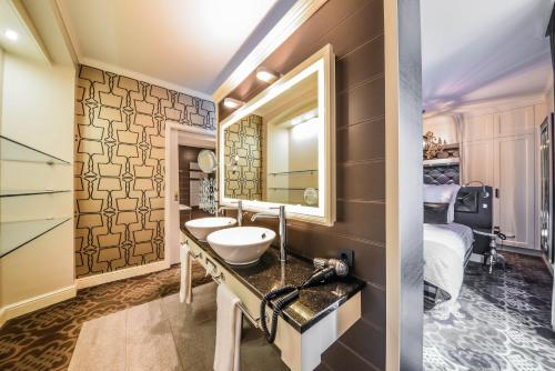Suite with Spa Bath