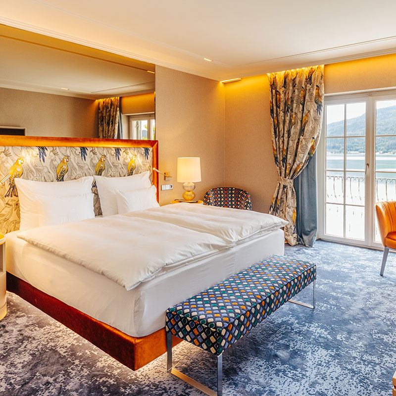 DELUXE DOUBLE ROOM WITH SIDE LAKE VIEW