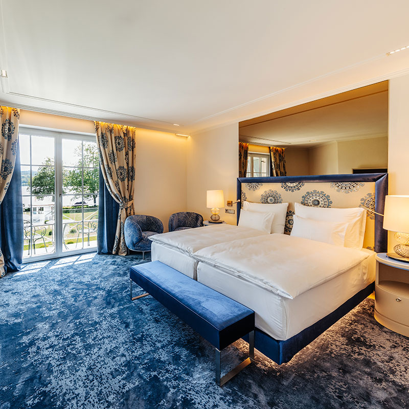 DELUXE DOUBLE ROOM WITH SIDE LAKE VIEW