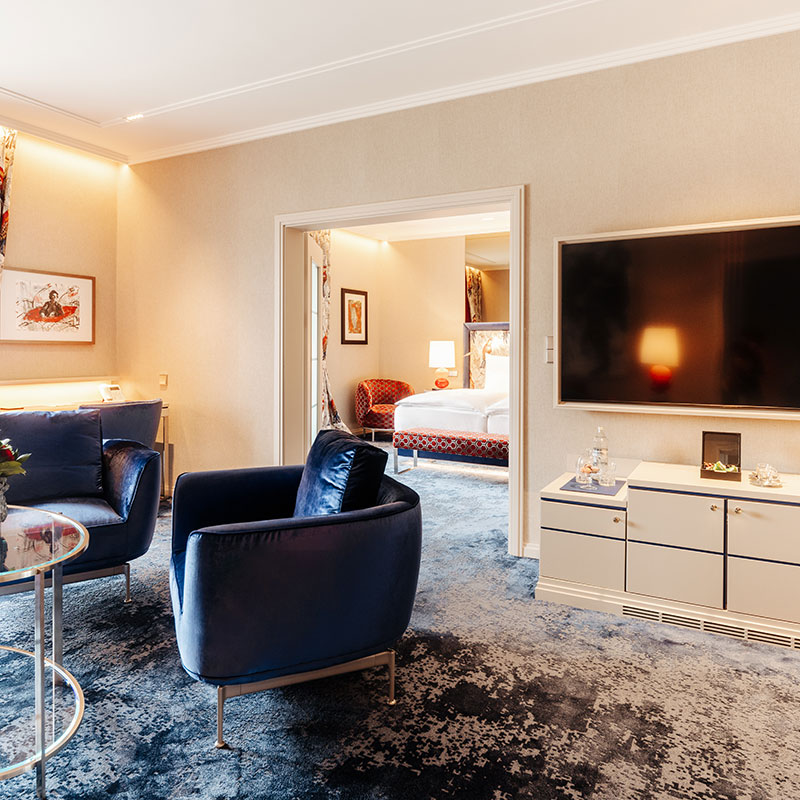 SUITE WITH A LAKE VIEW