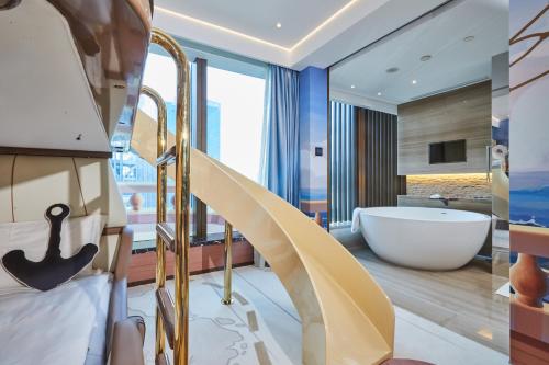 Mandarin River Themed Room King