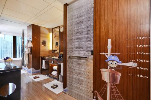 Mandarin River Themed Room King