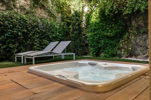 Deluxe One-Bedroom Apartment with Hot Tub