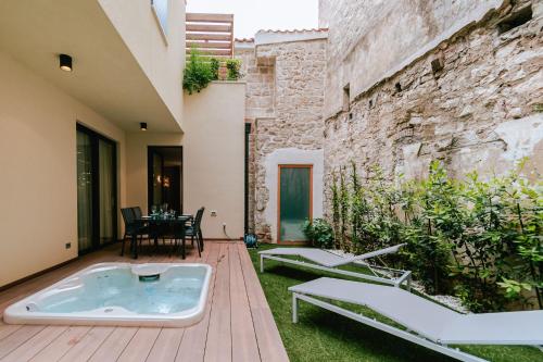 Deluxe One-Bedroom Apartment with Hot Tub