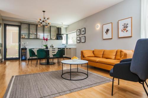 Comfort Two-Bedroom Apartment with Balcony