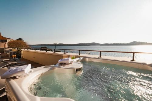 Luxury Three-Bedroom Apartment with Terrace and Sauna